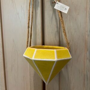 CBK Inspired Home Crackled Yellow and White Ceramic Hanging Basket.  NWT!!